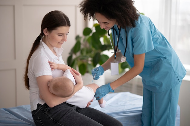 Piccolo bambino che si trova presso la clinica sanitaria per la vaccinazione