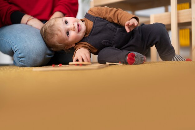 Piccolo bambino sdraiato sul pavimento