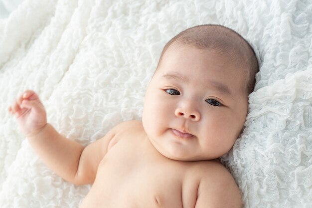 Piccolo bambino sveglio che esamina la macchina fotografica