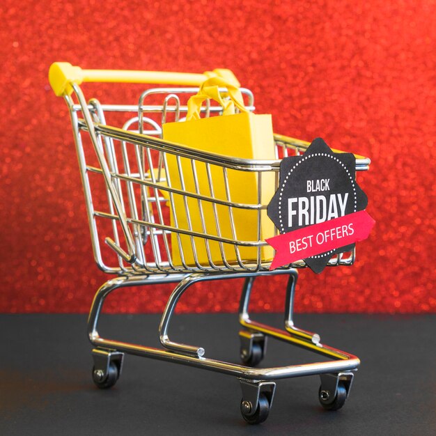 Piccolo carrello della spesa con iscrizione al Black Friday