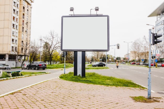 Piccolo cartellone bianco su una strada