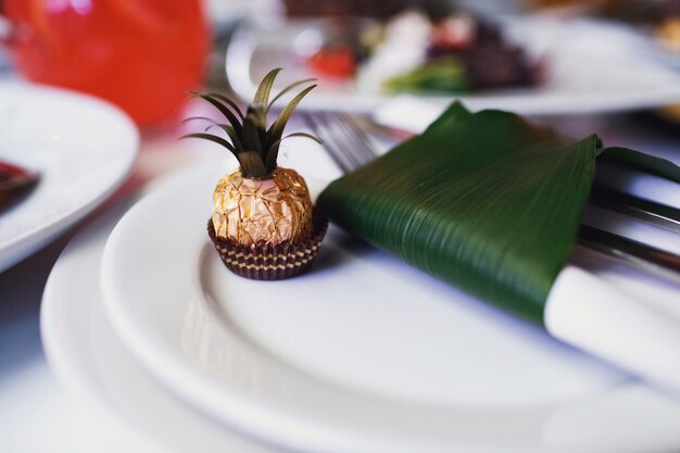 Piccolo cioccolato decorato come un ananas si erge sul piatto