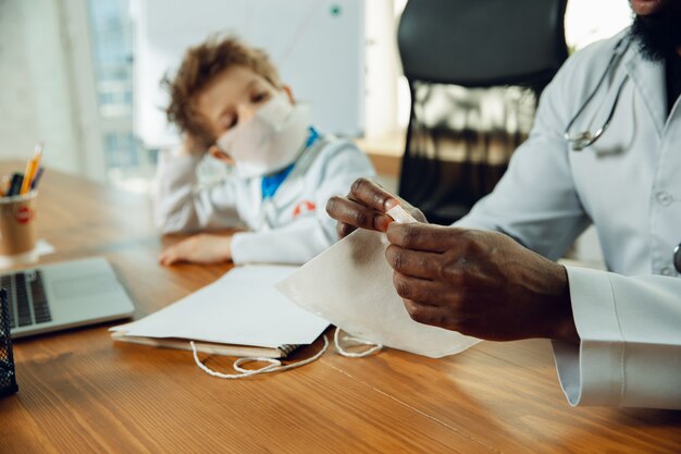 Piccolo dottore durante la discussione, studiando con il collega più anziano