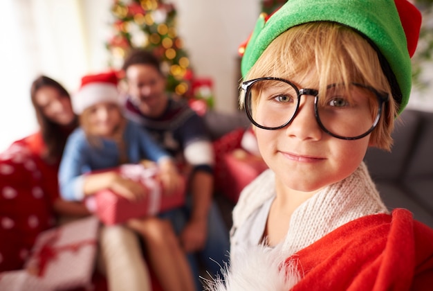 Piccolo elfo con sacco di regalo di Natale per la famiglia