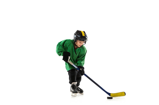 Piccolo giocatore di hockey con il bastone sul campo da ghiaccio