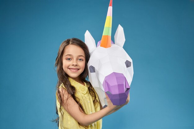 Piccolo modello in posa con unicorm bianco 3D.