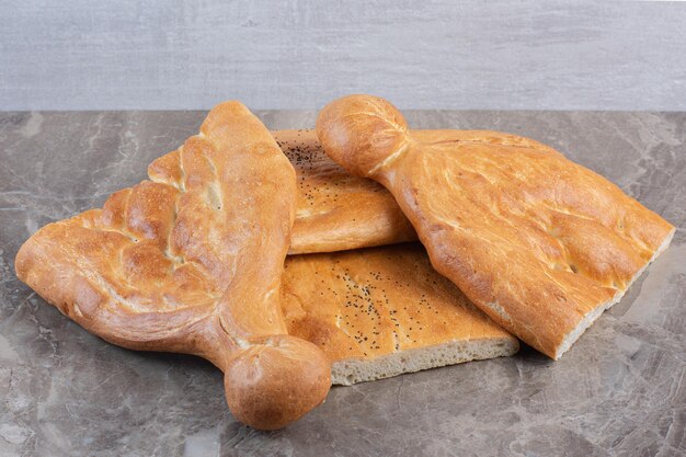 Piccolo mucchio di pane tandoori a metà su fondo marmo. Foto di alta qualità