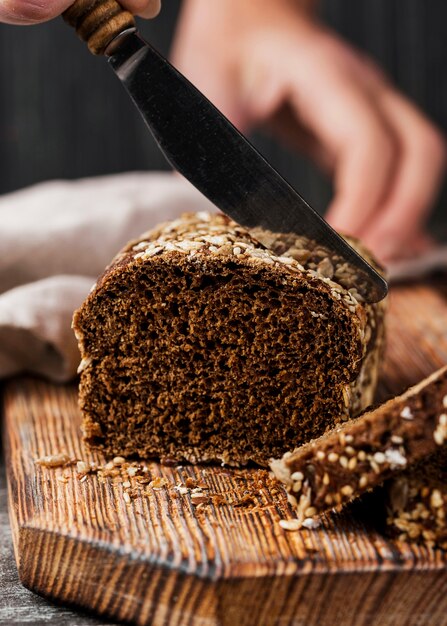 Piccolo pane integrale di vista frontale sul bordo di legno