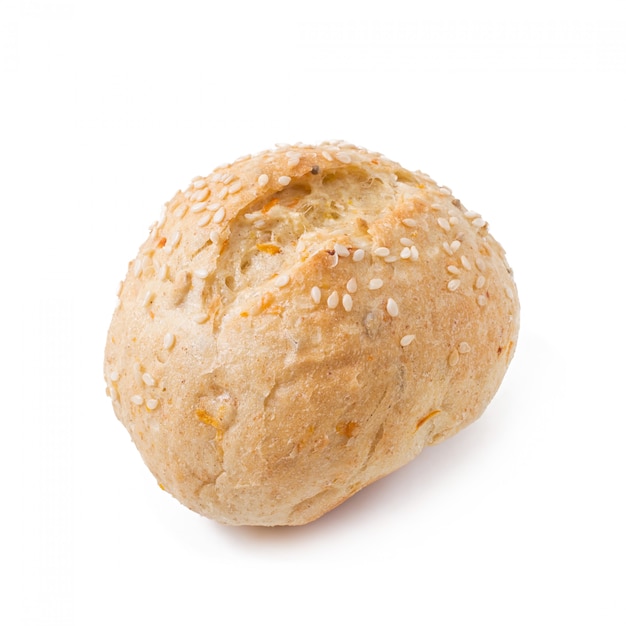 Piccolo panino di grano dietetico con crusca isolato su uno sfondo bianco