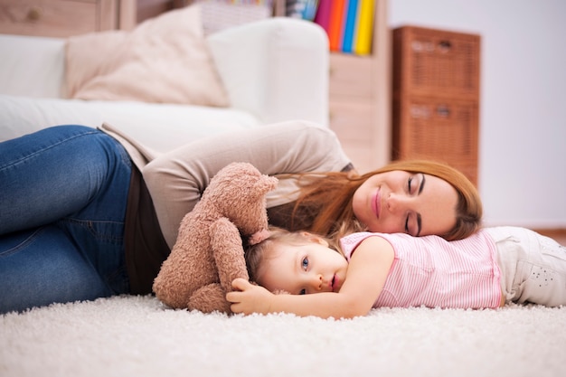 Piccolo pisolino durante il giorno per mamma e bambino stanchi