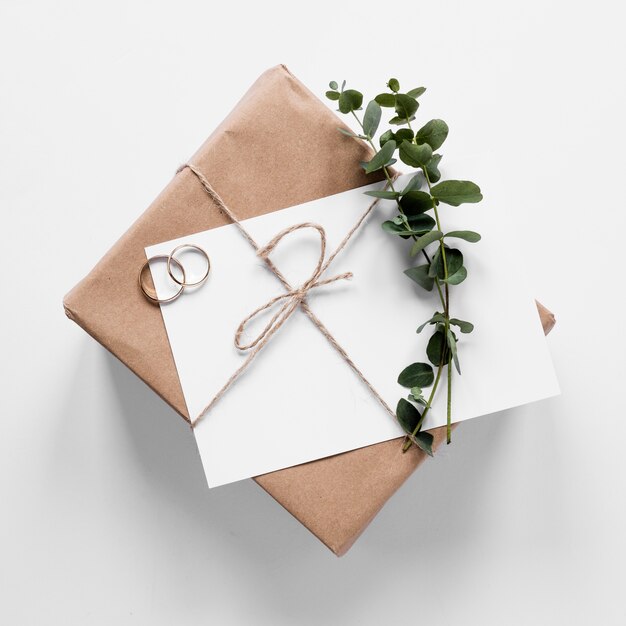 Piccolo regalo con carta di matrimonio