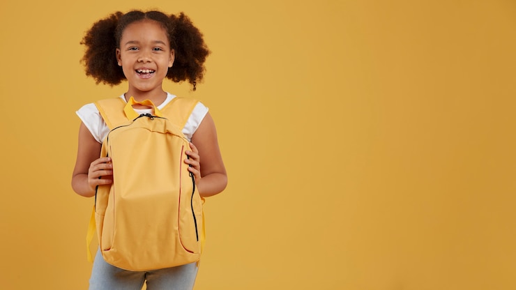 Foto gratuito piccolo spazio della copia della ragazza della scuola