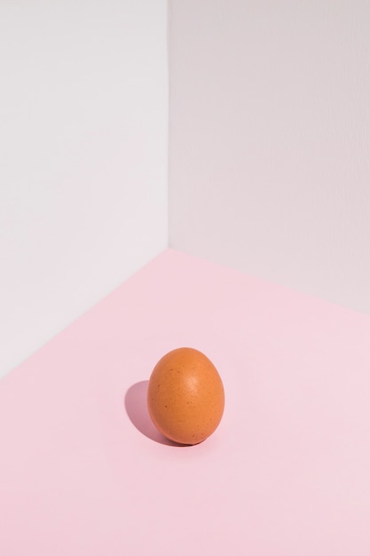 Piccolo uovo di gallina marrone sul tavolo