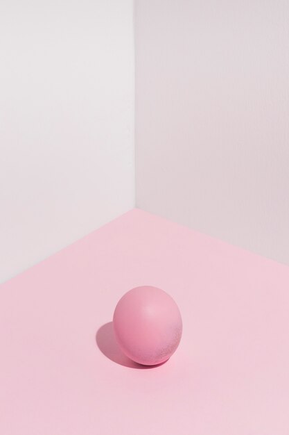 Piccolo uovo di Pasqua rosa sul tavolo