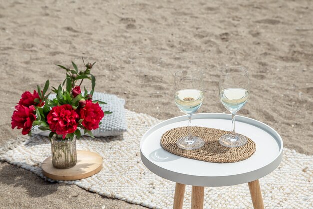 Picnic con fiori e un bicchiere di champagne. Il concetto di vacanza.