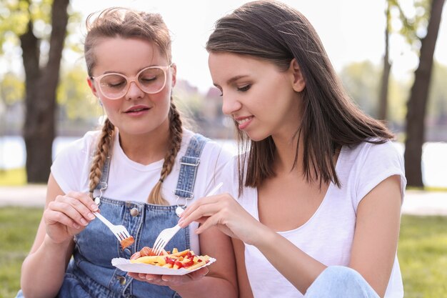 Picnic. Donne nel parco