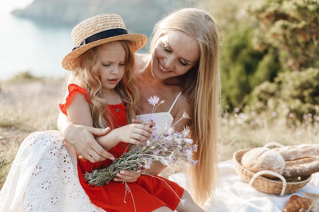 picnic in famiglia madre e bambini all'aperto