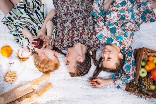 Picnic in famiglia nel parco