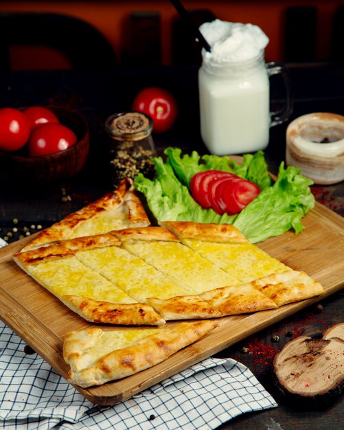 Pide del formaggio cremoso su un bordo di legno