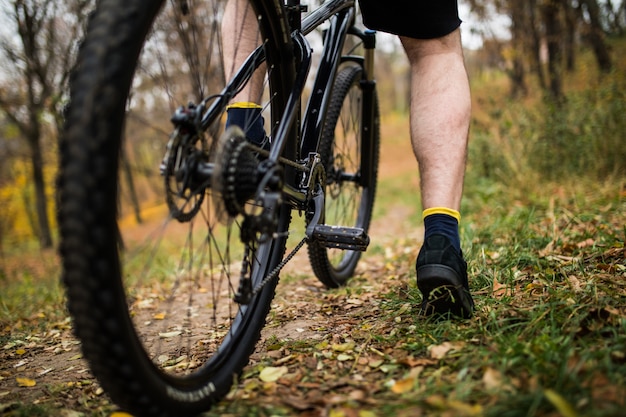 Piede sul pedale della bicicletta nel parco, estate attiva. Avvicinamento.