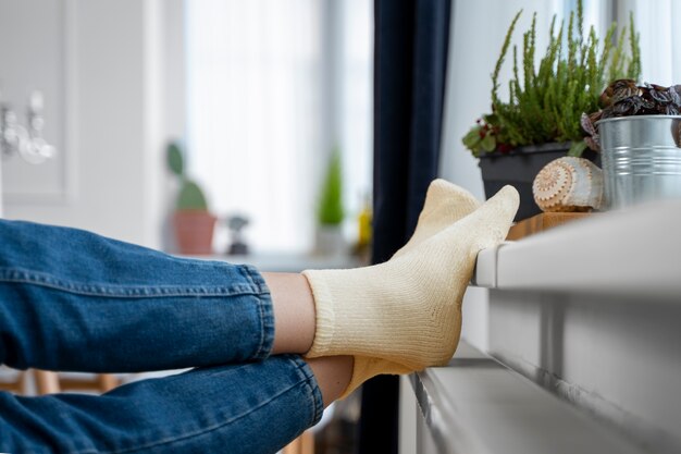 Piedi da vicino appoggiati sul riscaldatore