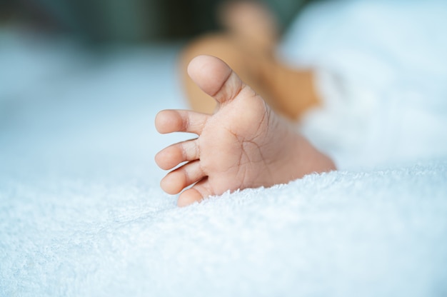 Piedi del neonato su una coperta bianca