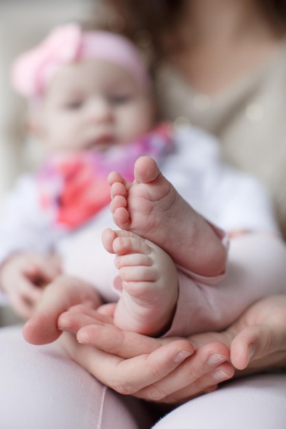 piedi del primo piano del neonato sveglio