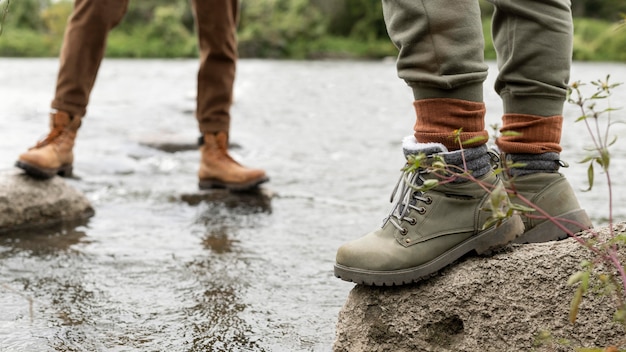 Piedi della coppia in piedi sulle rocce