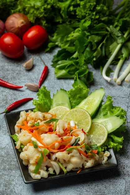 Piedi misti di pollo e verdura, insalata piccante tailandese.