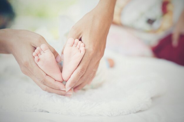 piedi Newbron del bambino nelle mani della madre.