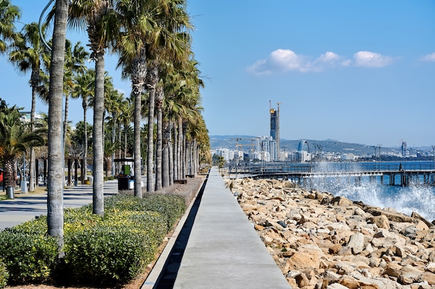 Pier in una città mediterranea in una giornata di sole