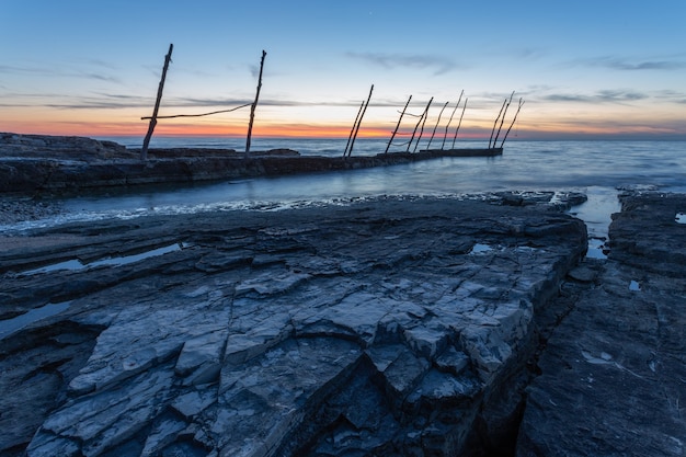 Pier sotto il bel cielo al tramonto nel mare Adriatico a Savudrija in Istria, Croazia