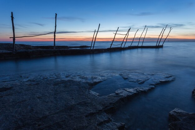 Pier sotto il bel cielo al tramonto nel mare Adriatico a Savudrija in Istria, Croazia