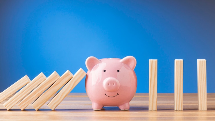 Foto gratuito piggy bank con pezzi di legno disposti