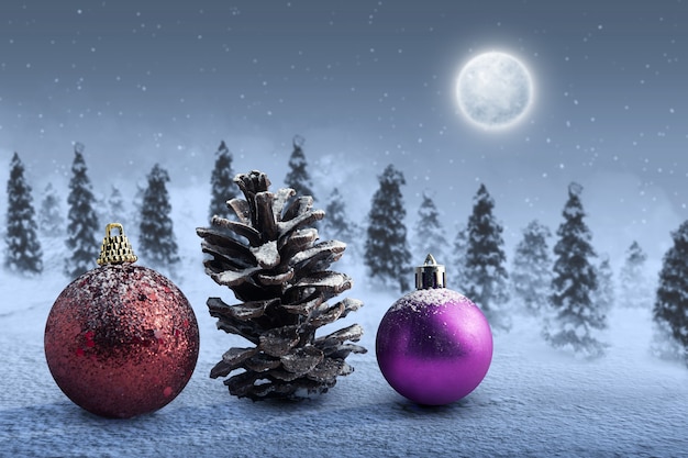 Pigna e palla di Natale sulla neve con abeti innevati di notte sullo sfondo. decorazione natalizia