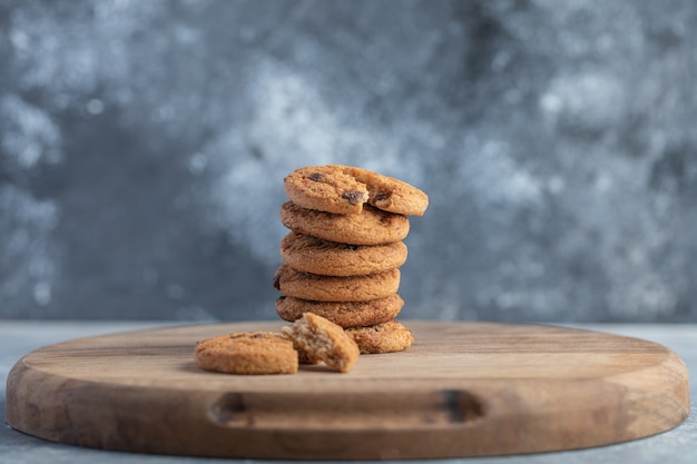 Pila di biscotti al cioccolato su tavola di legno.