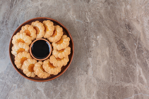 Pila di biscotti alla marmellata con cioccolato sulla piastra.