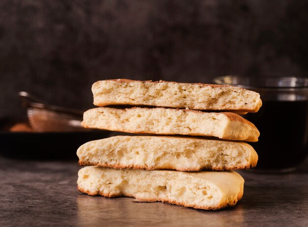 Pila di biscotti con setaccio sfocato