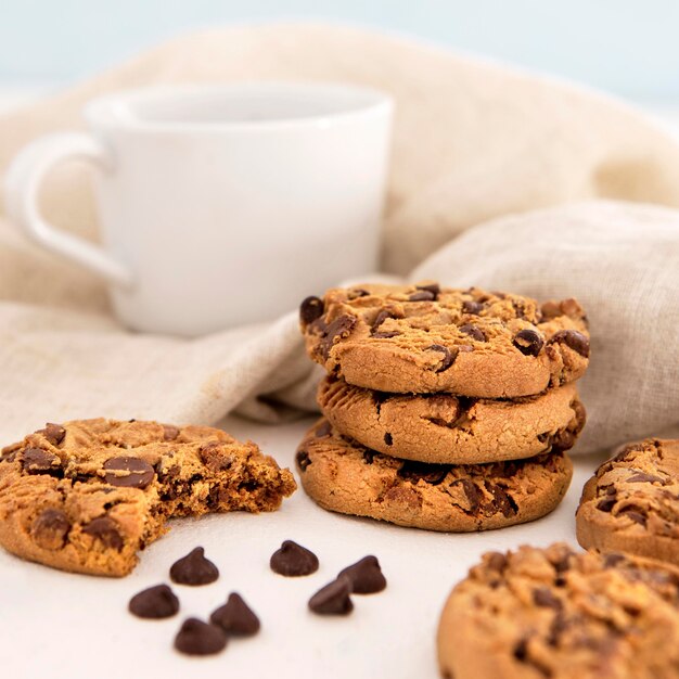 Pila di biscotti e caffè vista frontale