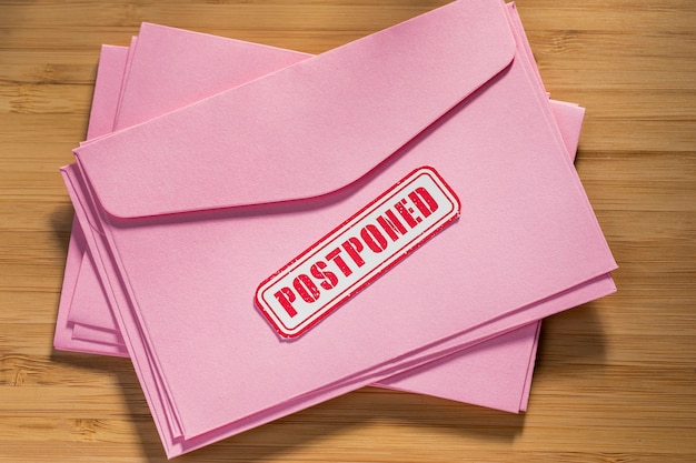 Pila di busta con messaggio posticipato