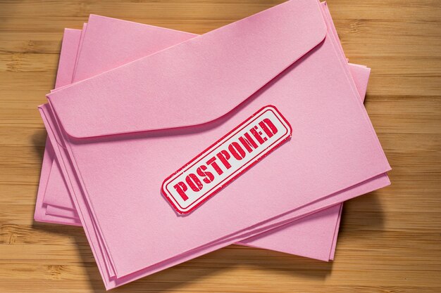 Pila di busta con messaggio posticipato