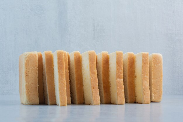 Pila di fette di pane su sfondo blu. Foto di alta qualità