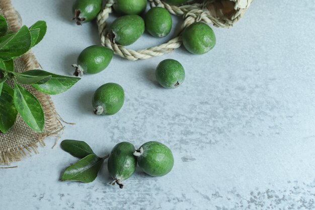 Pila di frutta fresca di feijoa fuori dal sacchetto.