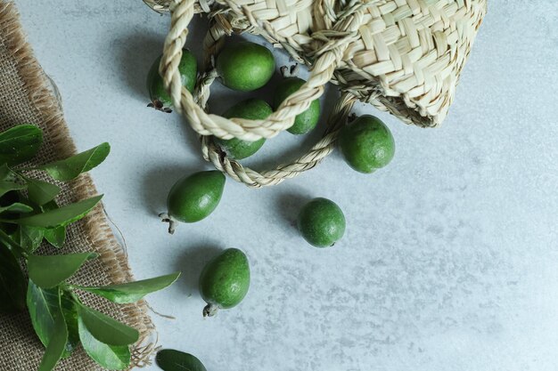 Pila di frutta fresca di feijoa fuori dal sacchetto.