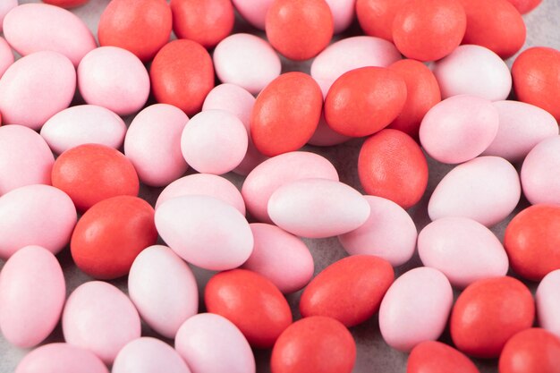 Pila di gomme rosa e rosse sulla superficie del marmo