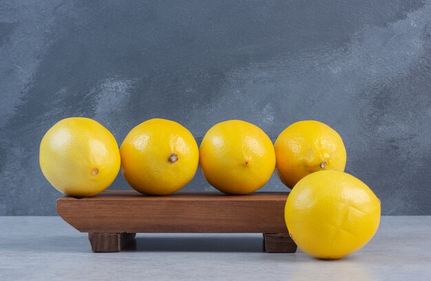 Pila di limone biologico su tavola di legno.