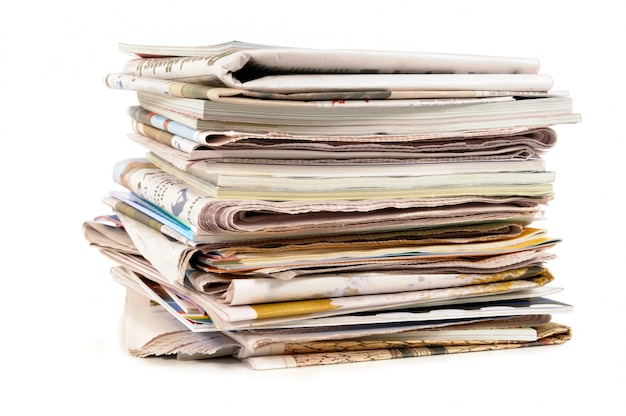 Pila di vecchi giornali e riviste