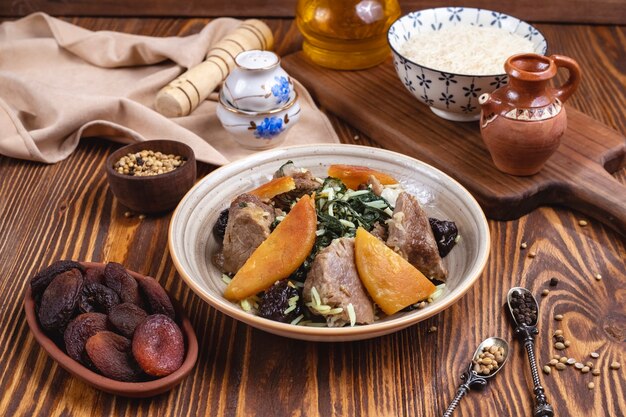 Pilaf con la vista laterale di frutti asciutti del crasker del riso degli spinaci della carne