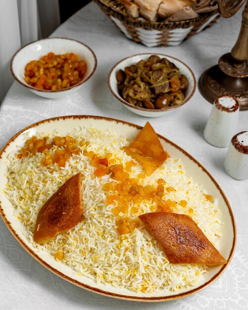 Pilaf servito con uvetta e ghormeh