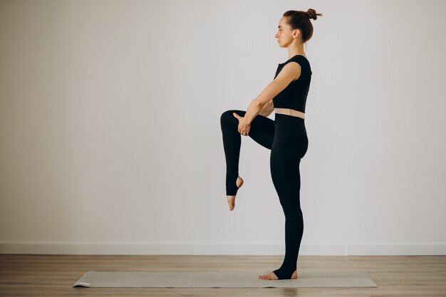 Pilates di pratica della donna alla palestra di yoga